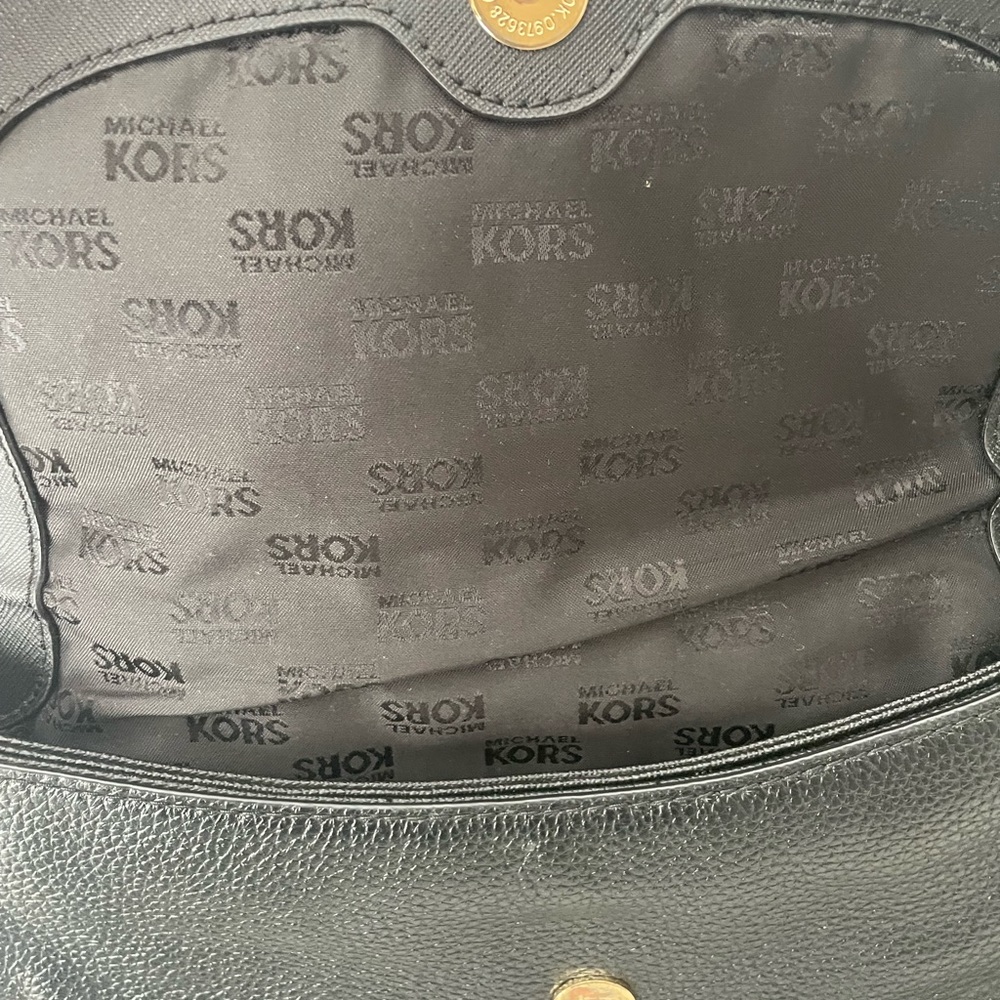 💯% Authentic Michael Kors crossbody - Picture 6 of 13